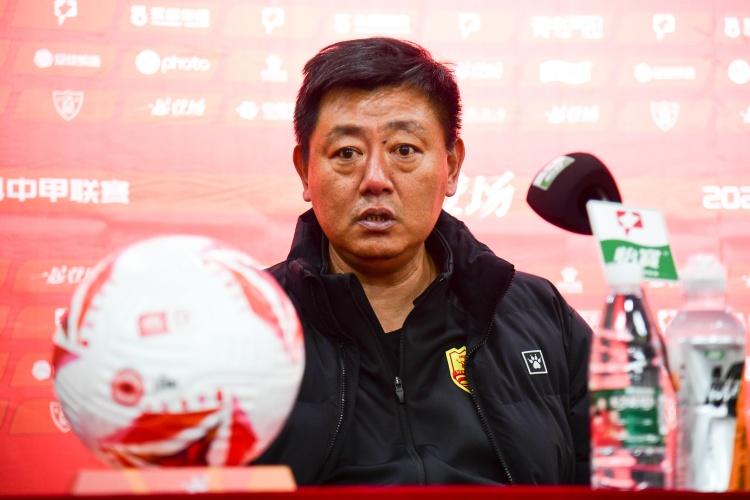 青島媒體：小里瓦爾多缺乏運(yùn)動(dòng)戰(zhàn)進(jìn)球能力，紅獅保級(jí)壓力越來(lái)越大
