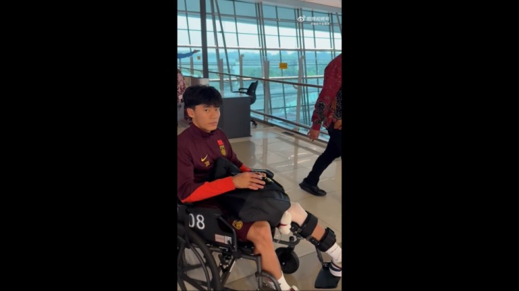 博主：胡荷韜坐輪椅回國，左膝蓋已經上支具了