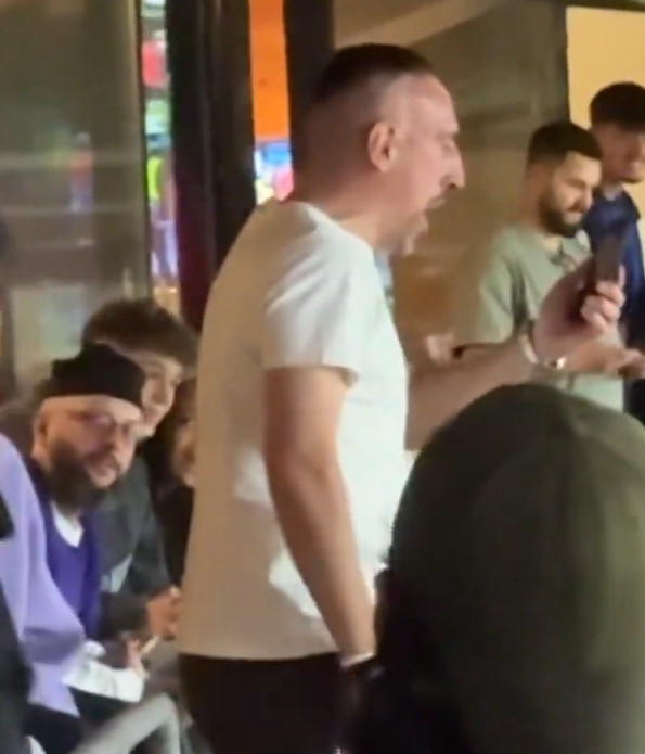 面對面輸出！葡萄牙球迷指著里貝里唱歌，后者拍了一會走進包廂