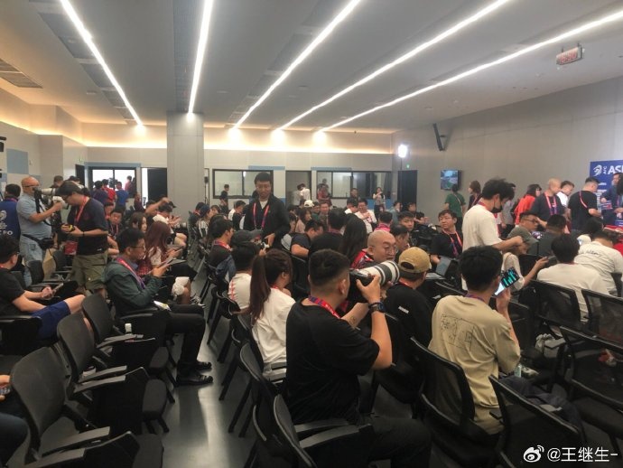 18強賽收官戰(zhàn)！記者：國足賽前發(fā)布會媒體記者還是不少