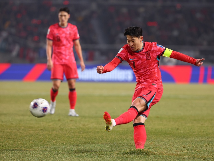 孫興慜：很開心以大勝結(jié)束世預(yù)賽 讓支持我的球迷對獎(jiǎng)杯等了太久