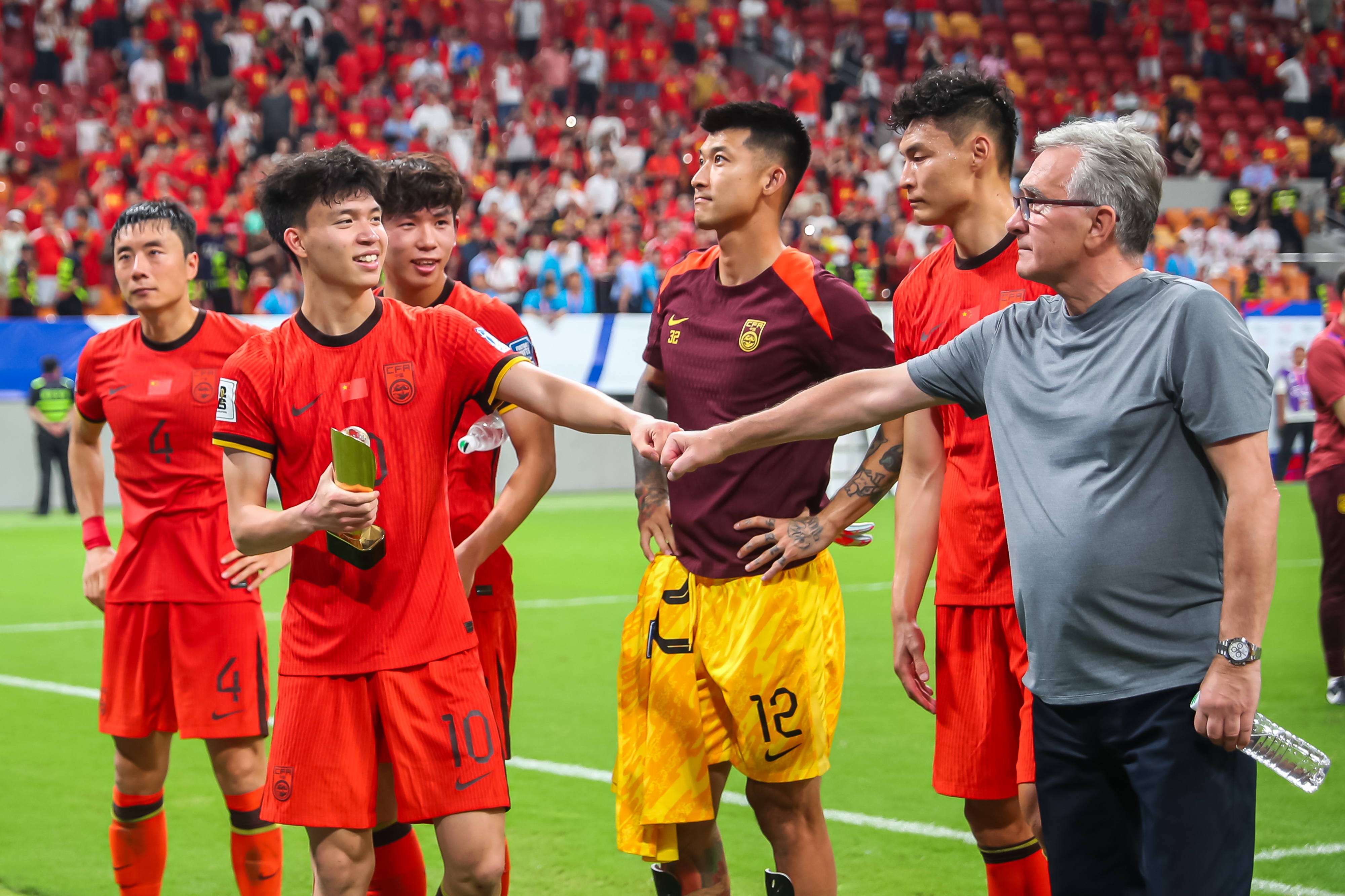 王鈺棟成為國足第215位&第4年輕進球球員，侯永永成為第667位國腳