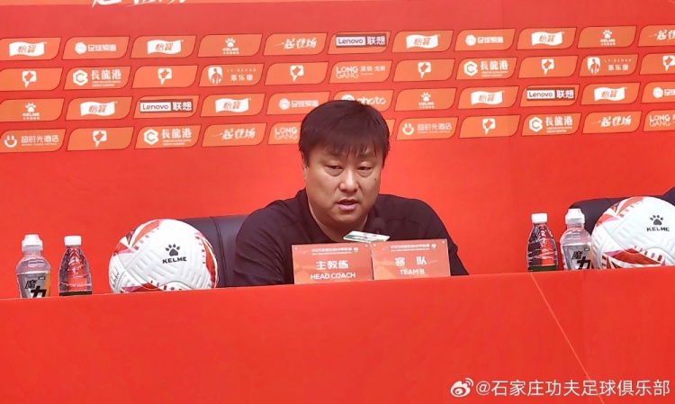 張輝：開場第6分鐘和第12分鐘，這兩個失球?qū)η蜿爜碚f是一個災(zāi)難