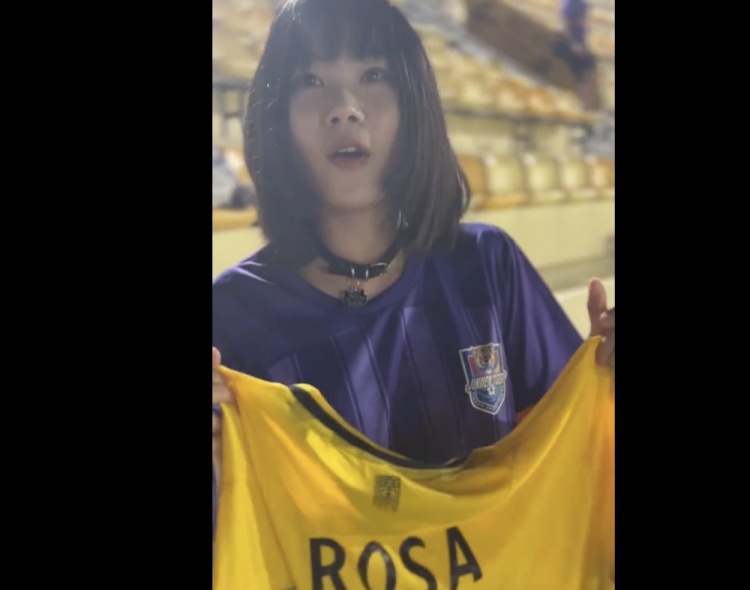 廣州豹外援羅薩向老東家津門虎球迷謝場，贈送女球迷球衣