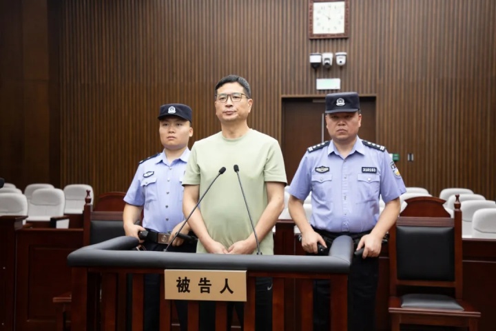 原上港集團總裁嚴俊犯受賄罪，被判有期徒刑十二年，罰金二百萬元