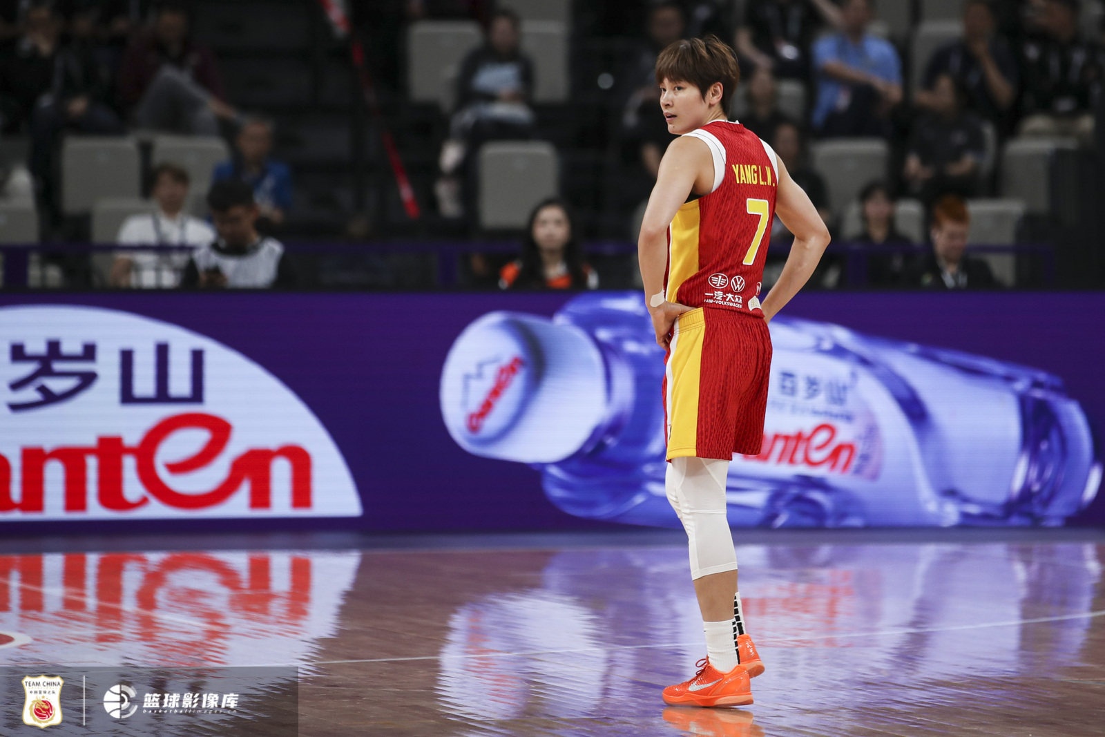 穩(wěn)健控場！楊力維半場3中2拿到5分3助 三分1中1