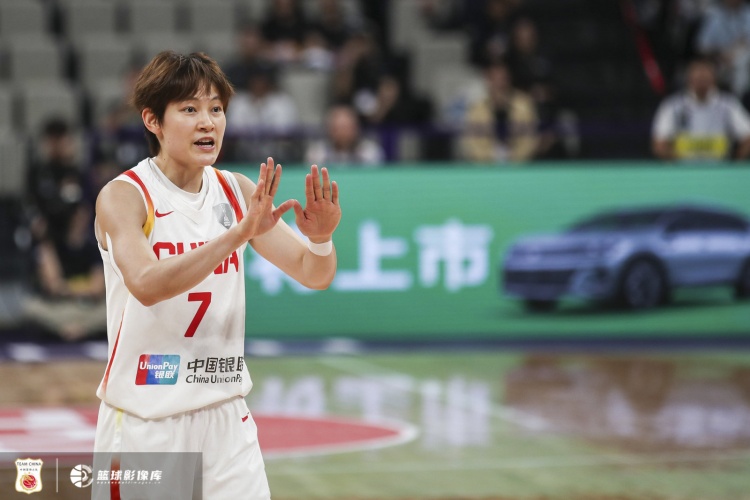 彈無虛發(fā)！楊力維半場10分鐘4投4中貢獻(xiàn)10分 三分2中2