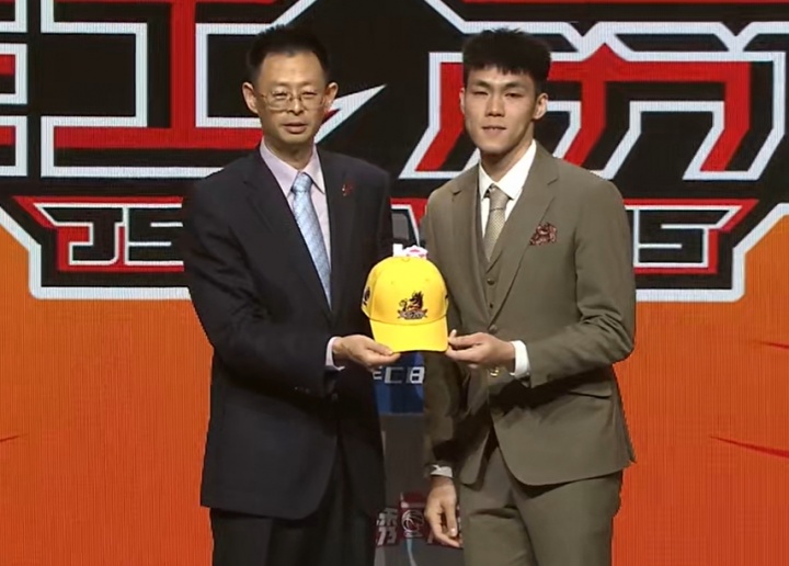 ??探花水不了？2025CBA選秀大會(huì)：江蘇用探花簽選中龐崢麟
