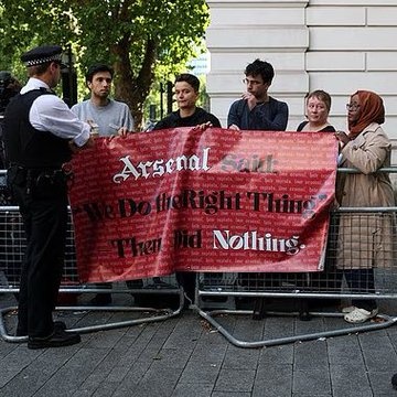 英媒：托馬斯出席聽證會，法院外抗議者拉橫幅控訴阿森納假道學