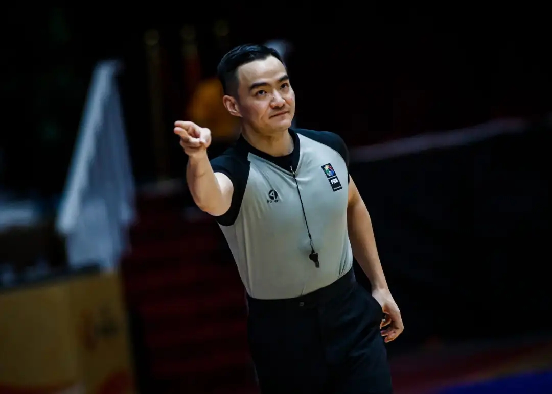 再次亮相！CBA上賽季十佳裁判員孫健將吹罰日本vs伊朗亞洲杯