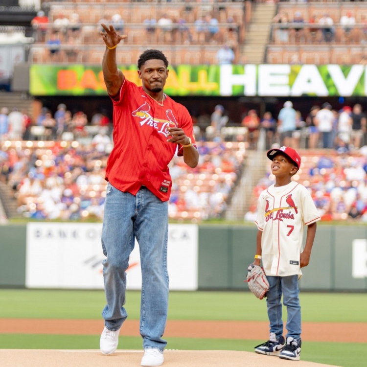 家鄉(xiāng)的驕傲！比爾受邀為老家MLB球隊紅雀隊開球！