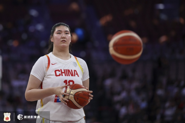 亞洲杯場均14分鐘15.6分！媒體人：山東女籃以不菲代價簽下張子宇