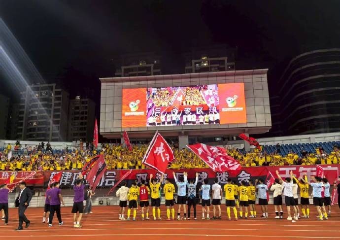 川超揭幕戰(zhàn)，成都隊6-0大勝遂寧隊，21000余名球迷現(xiàn)場觀戰(zhàn)