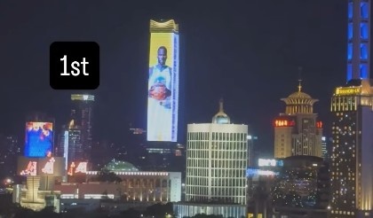 亮相中國上海外灘巨幕！追夢(mèng)：媽媽我做到了 永懷感恩！