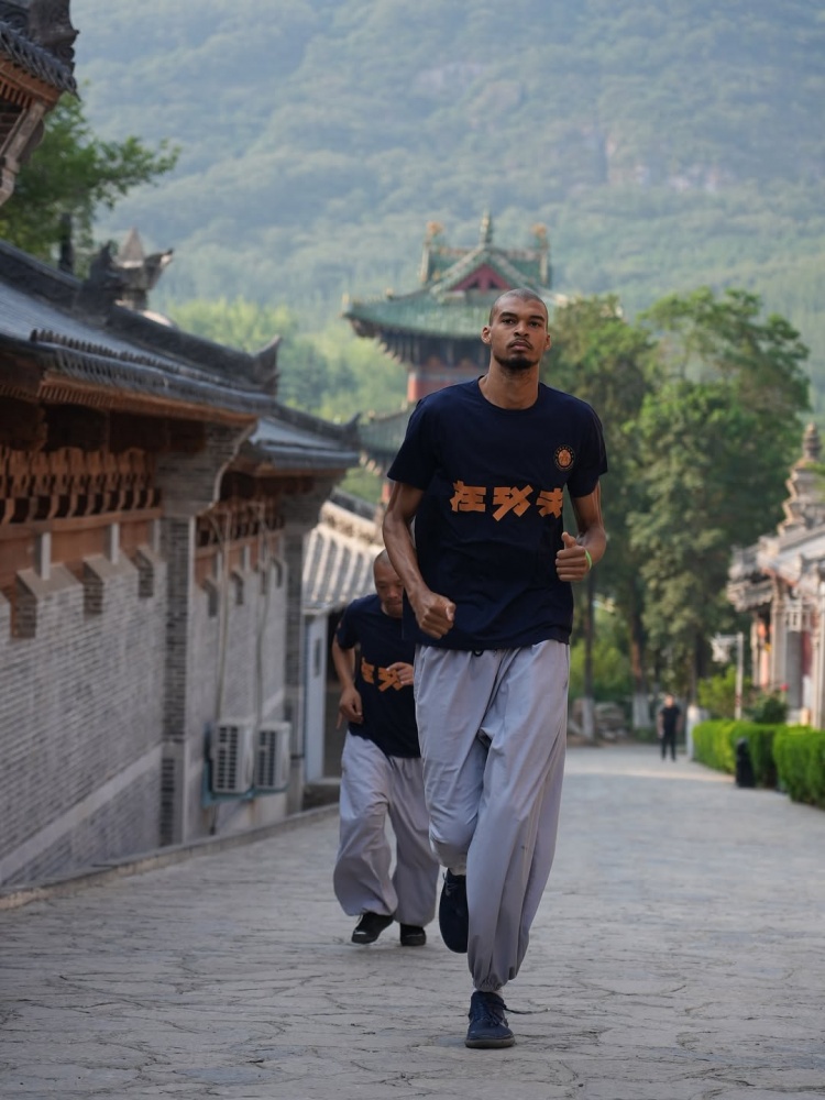 支線任務(wù)結(jié)束！馬刺曬組圖回顧文班夏天之旅：封面為少林寺之行