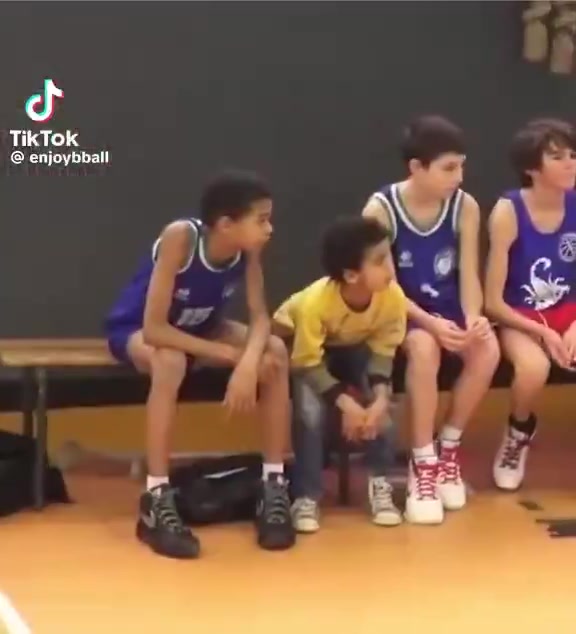 ??很喜歡生氣砸球啊！小時(shí)候的文班亞馬是怎么打球的？