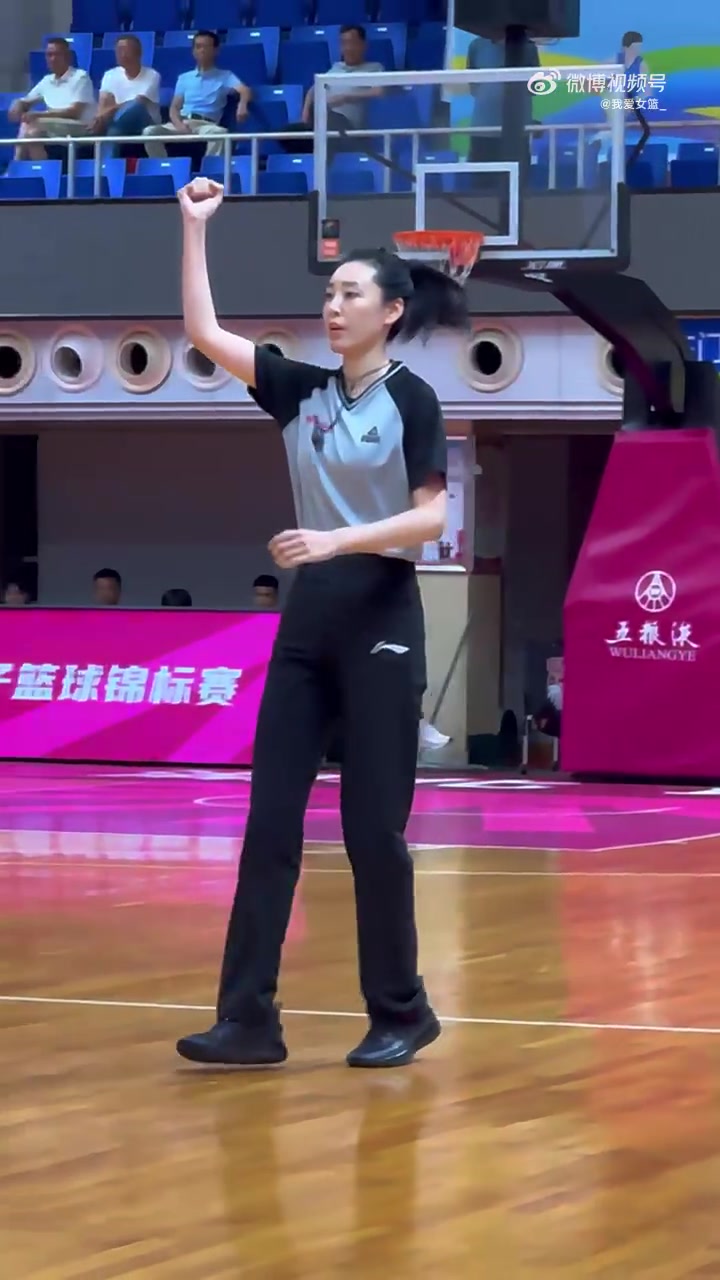 又美又颯！全國女籃錦標(biāo)賽的女裁判王陽成賽場(chǎng)上另一道靚麗的風(fēng)景