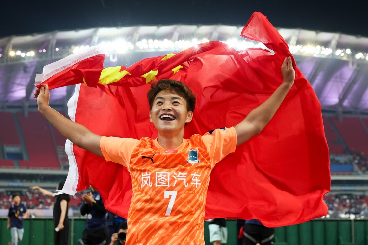 率武漢女足亞冠奪冠！官方：王霜入選亞足聯(lián)年度最佳女足球員候選
