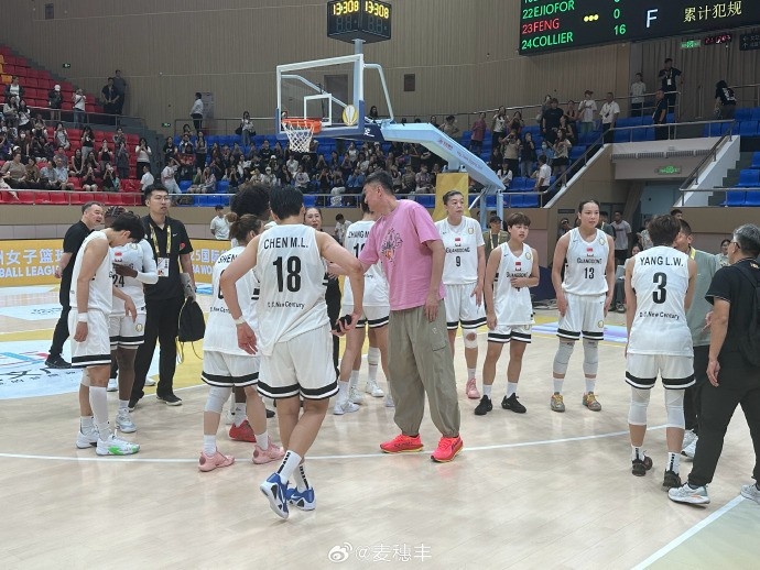 殺進(jìn)FIBA亞洲女籃聯(lián)賽決賽！杜鋒賽后跟廣東女籃全隊致意