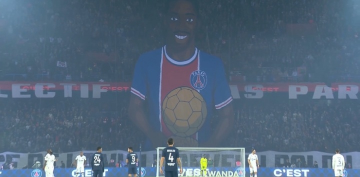 球迷展示巨型TIFO，慶祝登貝萊喜提金球獎和恩里克獲頒克魯伊夫獎