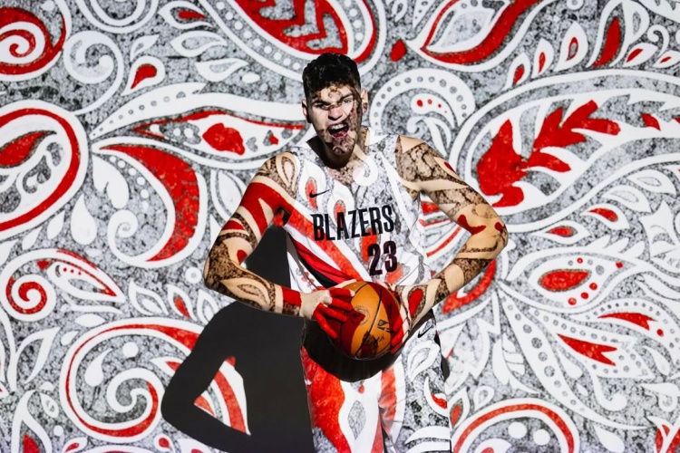 開拓者首發(fā)中鋒？克林根社媒曬顏色絢爛的定妝照：NBA第二年